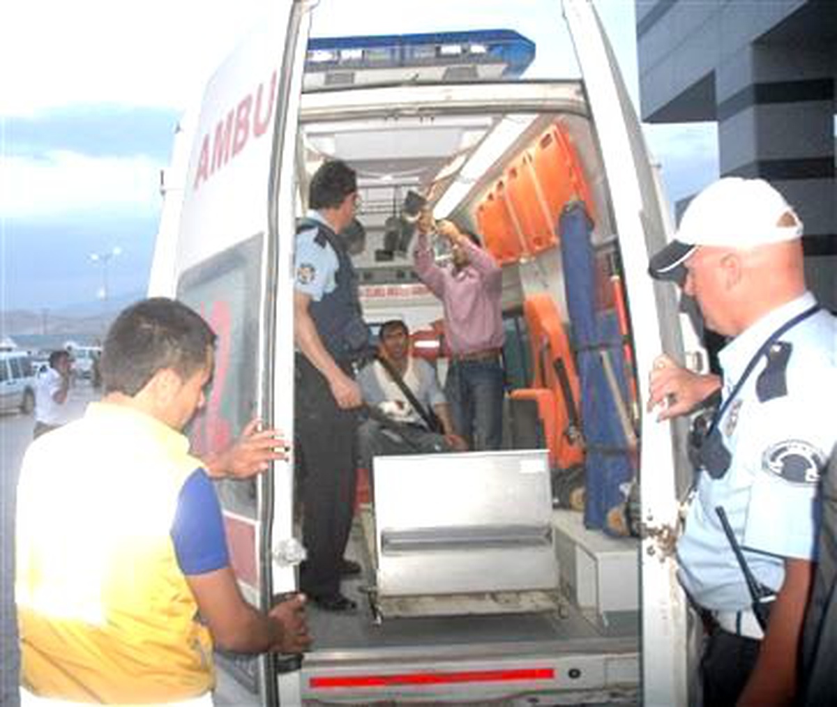 Zırhlı Araca PKK\'dan Mayınlı Tuzak: 2 Polis Yaralı