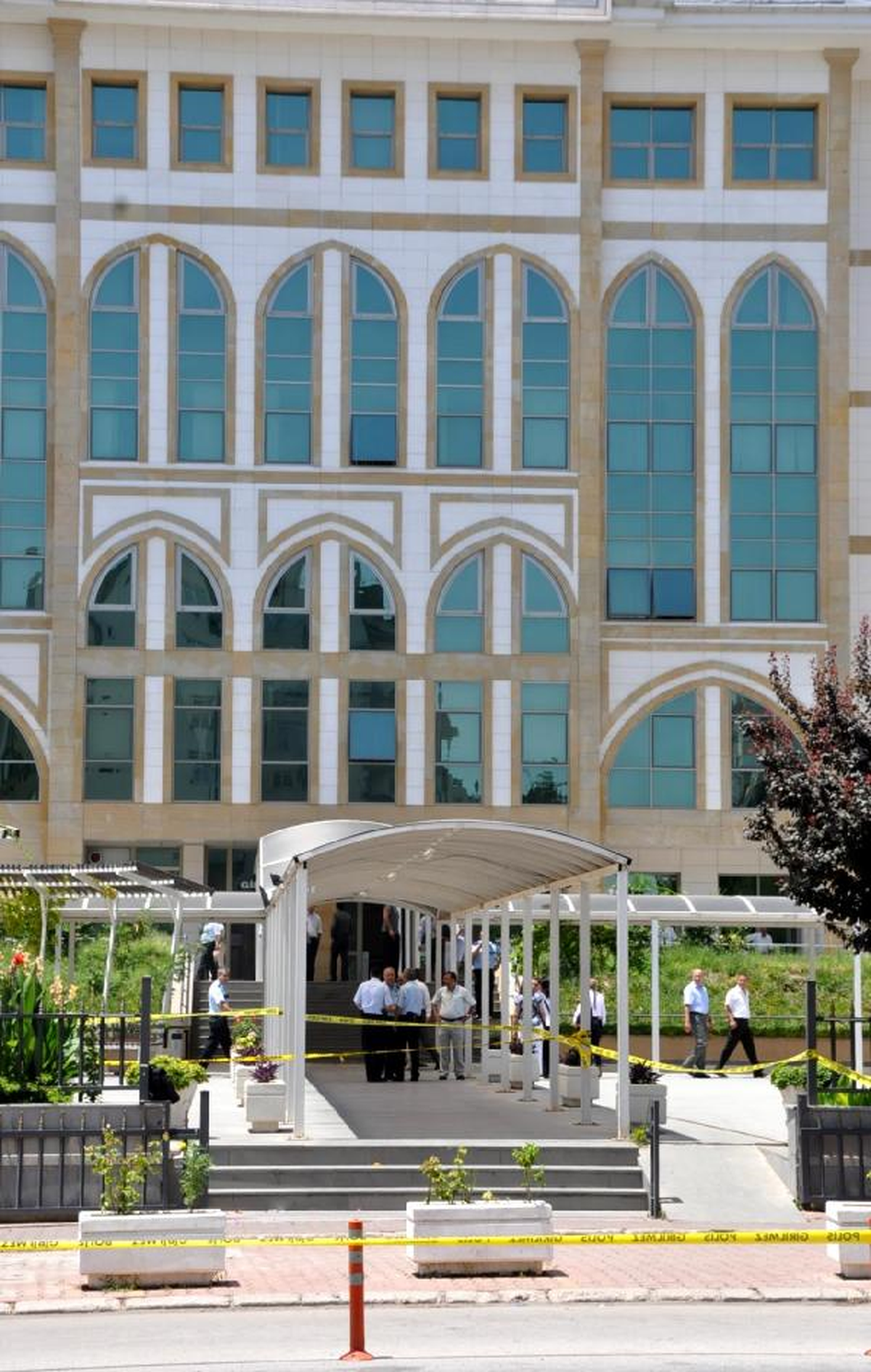 Antalya\'da Çanta ve Boru, Bomba Paniği Yaşattı
