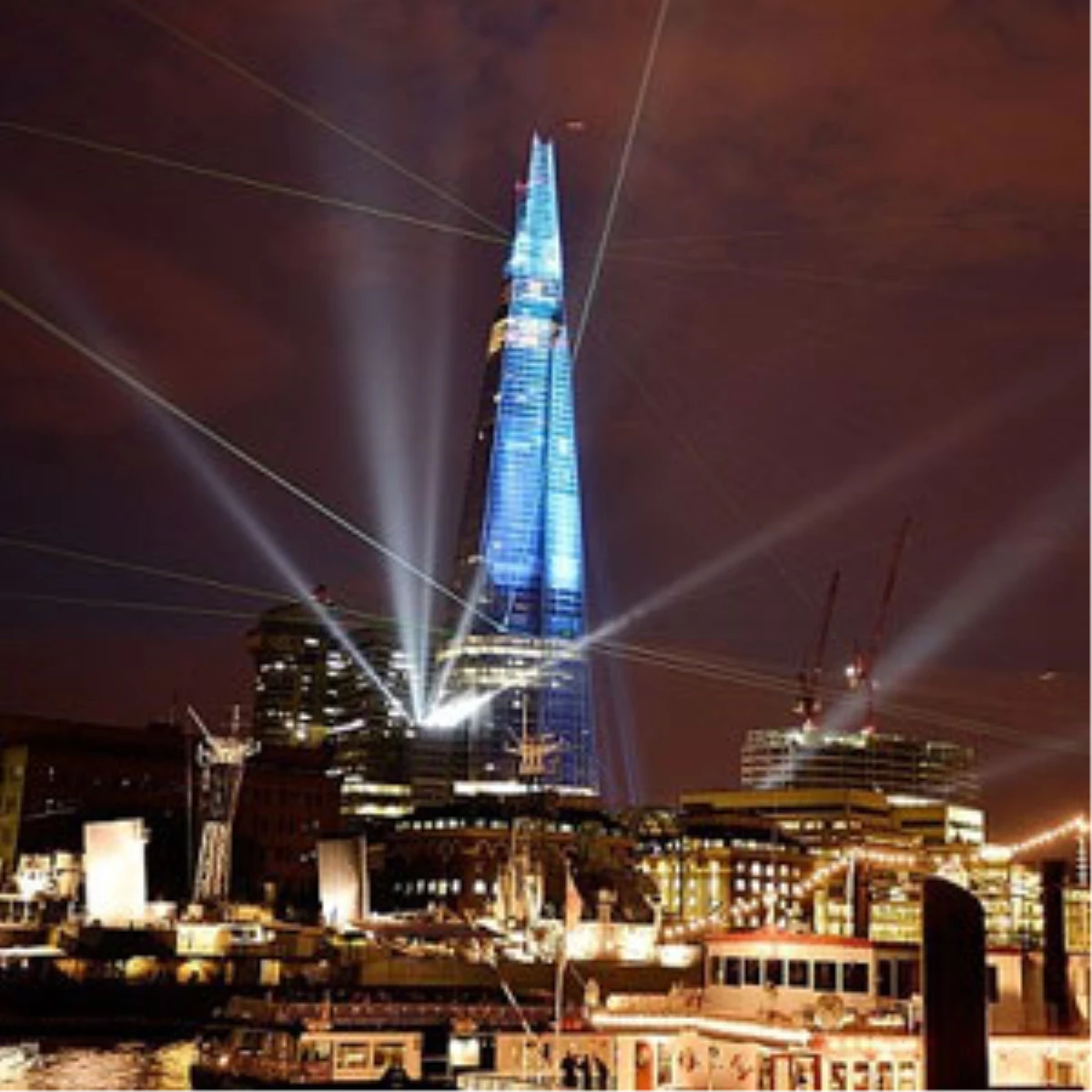 Avrupa\'nın En Yüksek Binası "The Shard" Londra\'da Açıldı