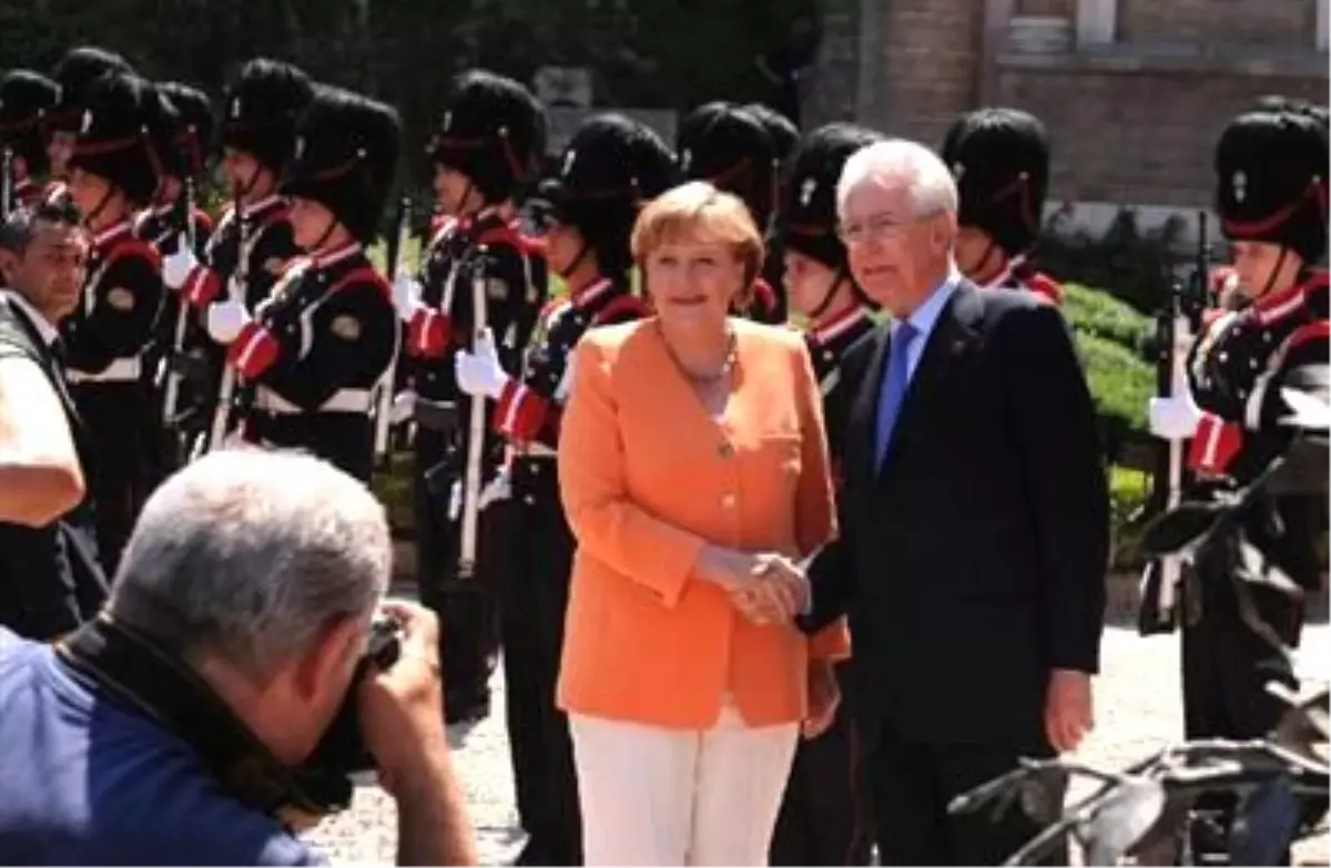 Merkel ve Monti\'nin Roma\'da Bahçe Keyfi