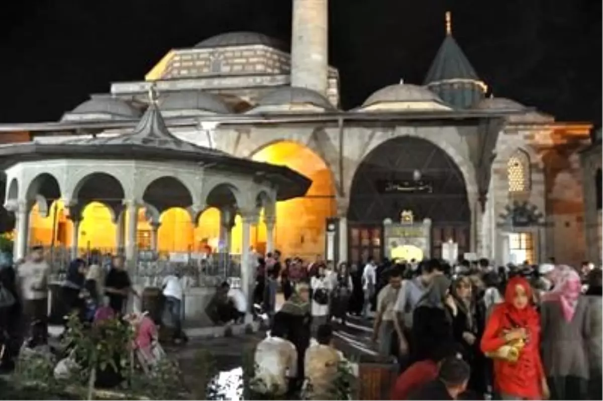 Mevlana Müzesi, Beraat Kandili\'nde Ziyaretçilerin Akınına Uğradı