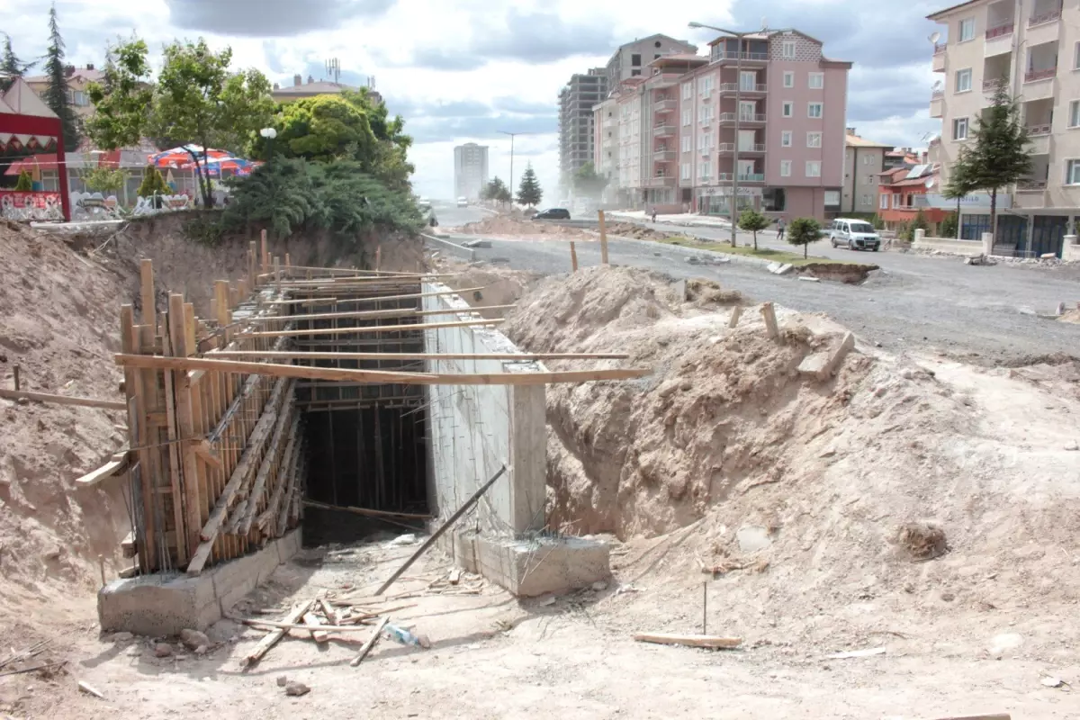 Necip Fazıl Yaya Alt Geçidinde Çalışmalar Sürüyor