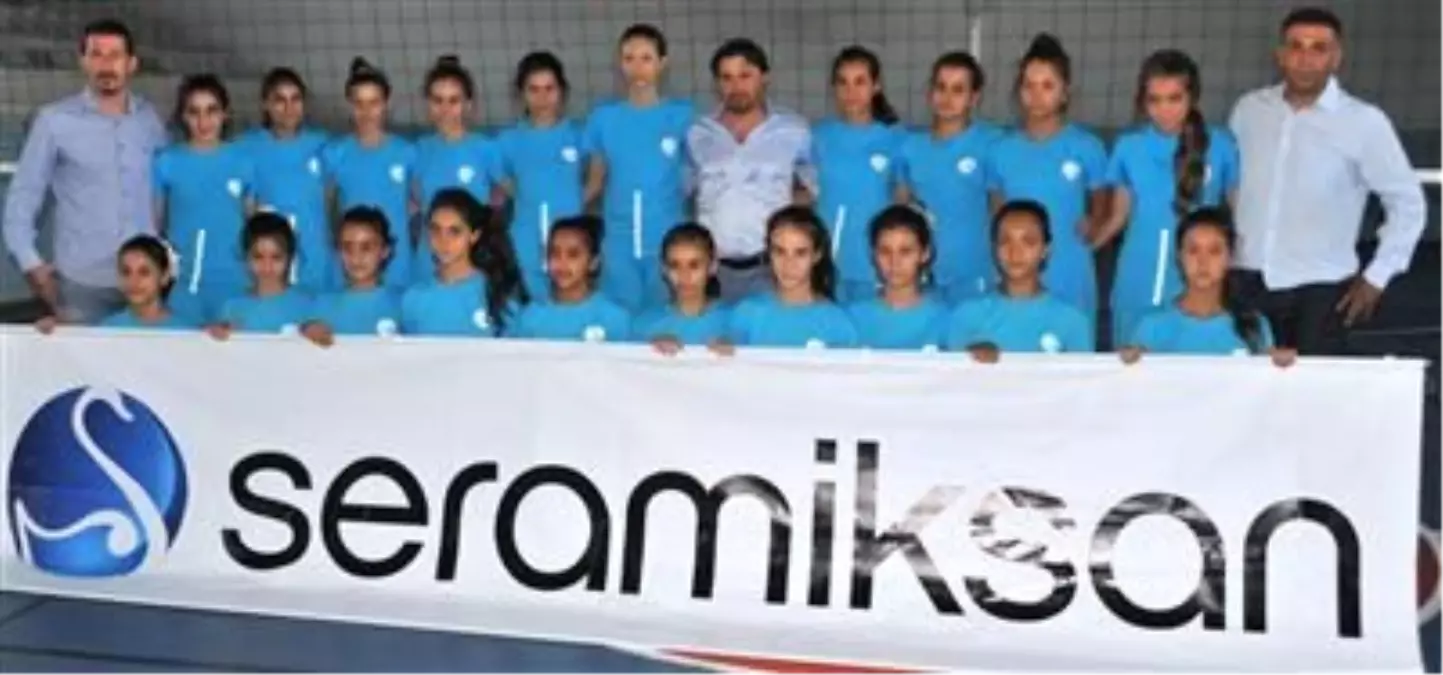 Seramiksan Voleybol Takımı Altyapı Antrenörlerine İmza Attırdı