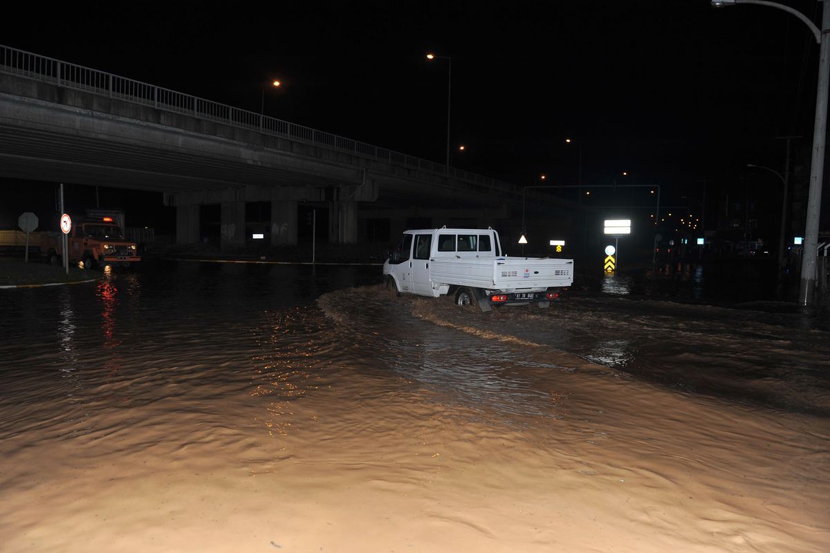 Trabzon\'da Su Taşkınlarına Belediye Ekiplerinden Anında Müdahale