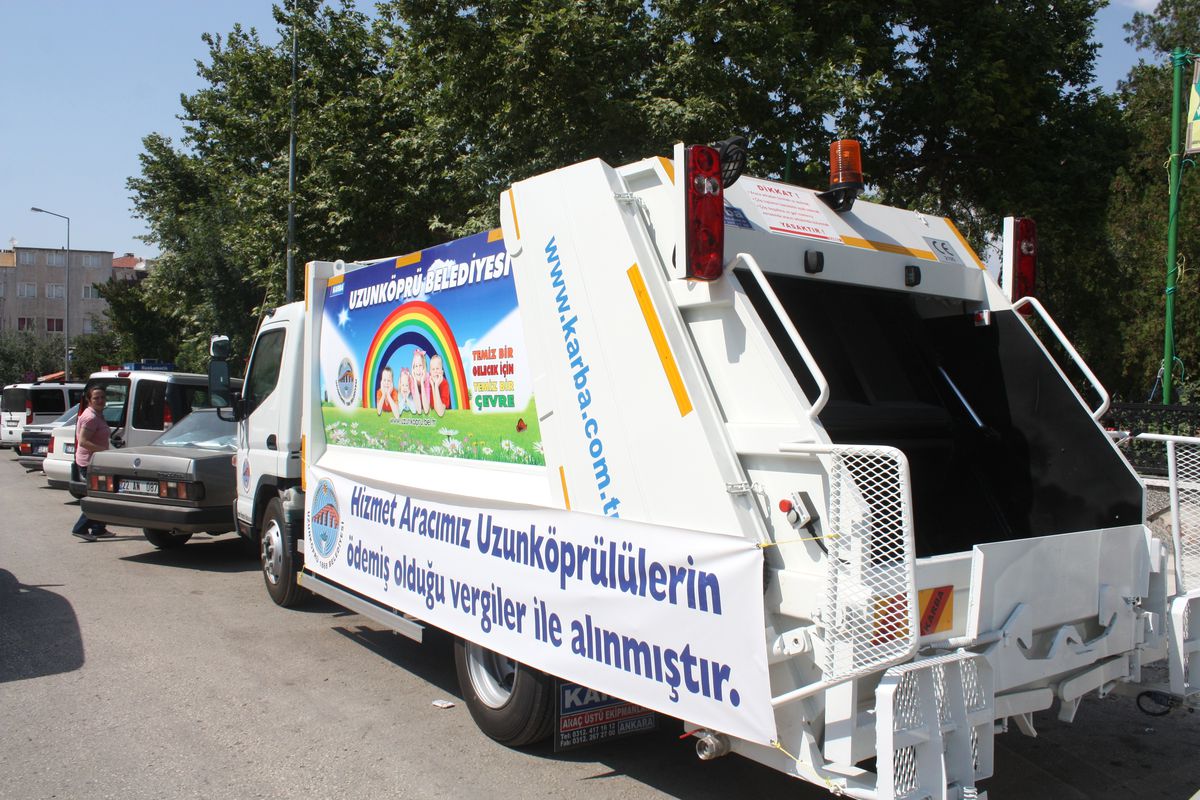 Uzunköprülülerden Belediyeye Yeni Çöp Kamyonu