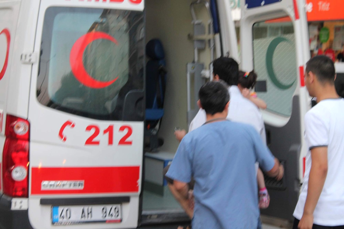 4 Yaşındaki Kız Çocuğuna Otomobil Çarptı