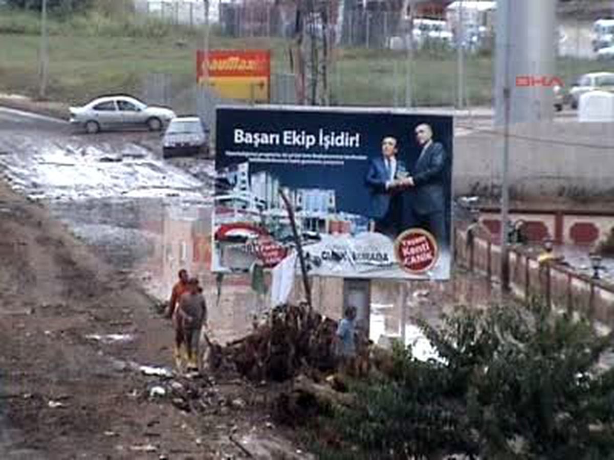 Afet Bölgesindeki Tabelalar Dikkat Çekti
