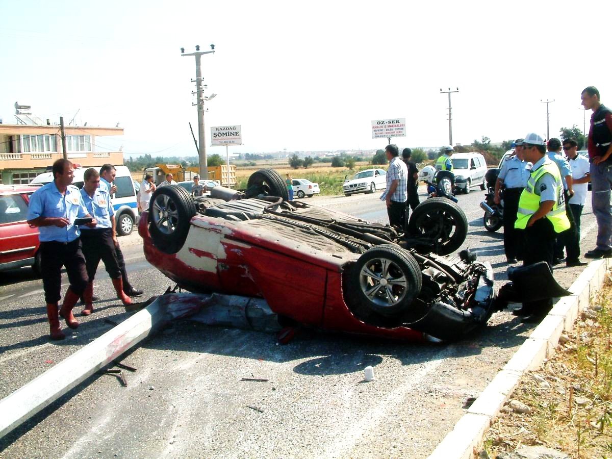 Burhaniye\'de Dikkatsiz Yaya Kaza Yaptırdı: 2 Yaralı