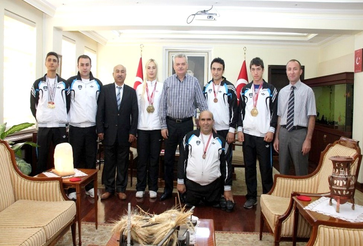 Çankırı Valisi Özcan\'dan Sporculara Ödül