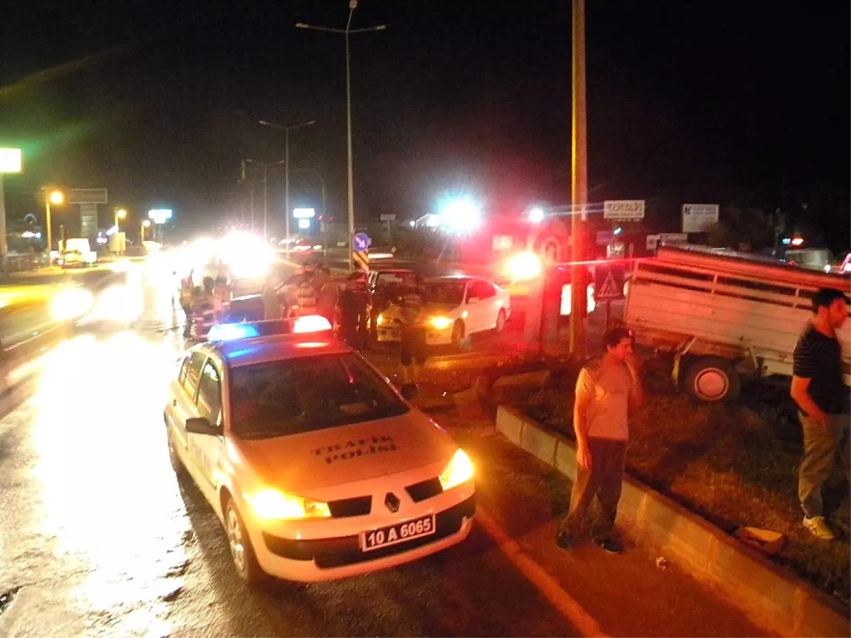 Edremit\'te Yanmayan Trafik Lambaları Kara Yolunu Savaş Alanına Çevirdi