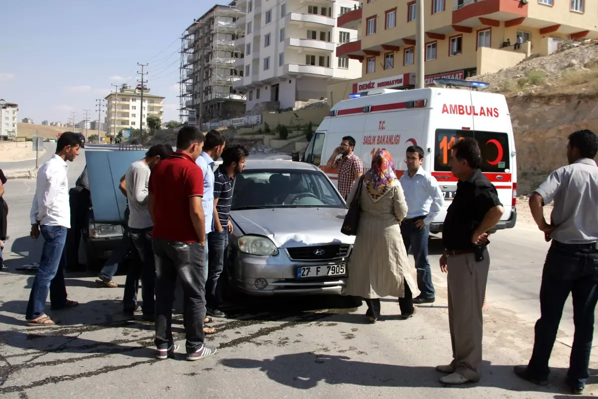 Gaziantep\'te 2 Otomobil Çarpıştı: 2 Yaralı