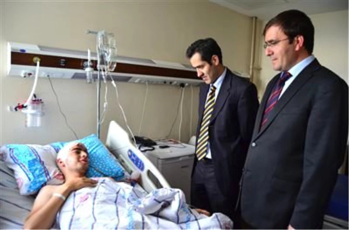 Genç Öğrenci Aydın\'ı Hastanede Ziyaret Ettiler