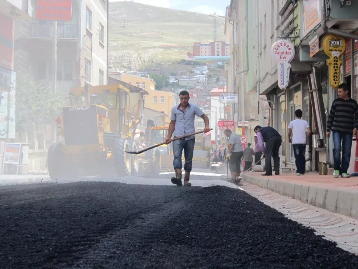 Hoca Ahmet Yesevi Caddesi Yeni Görünüme Kavuşuyor