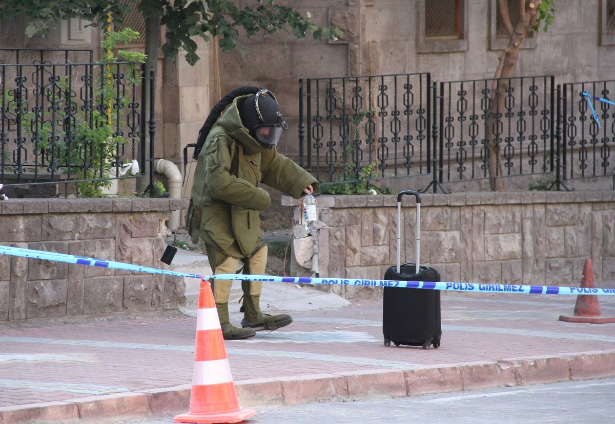 Kaldırımda Unutulan Valiz Polisi Alarma Geçirdi