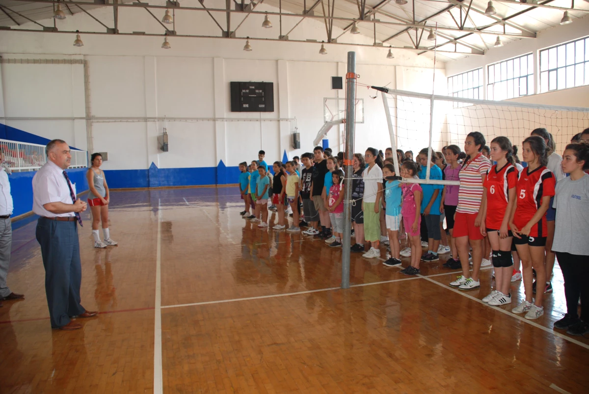 Kaymakam Damatlar, Voleybol Yaz Okulunu Ziyaret Etti