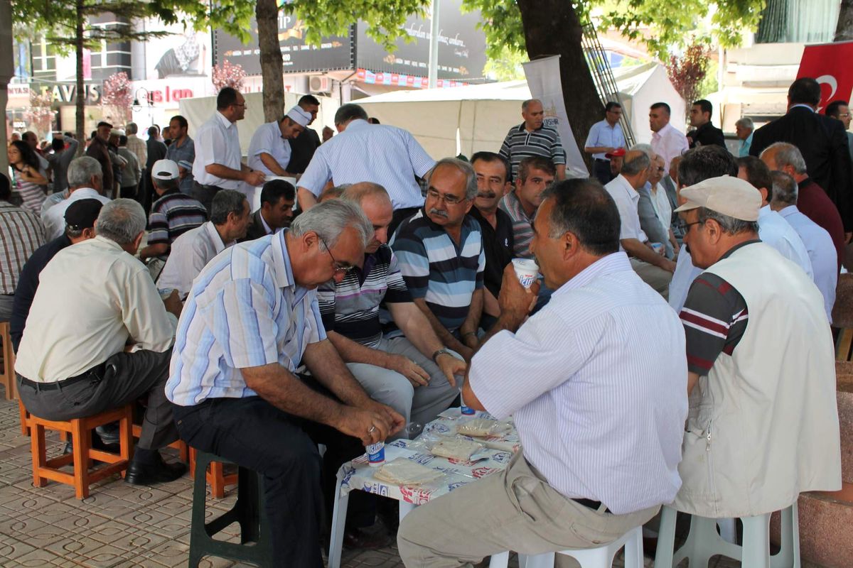 Kırşehir\'de Geleneksel Ahi Pilavı Dağıtıldı
