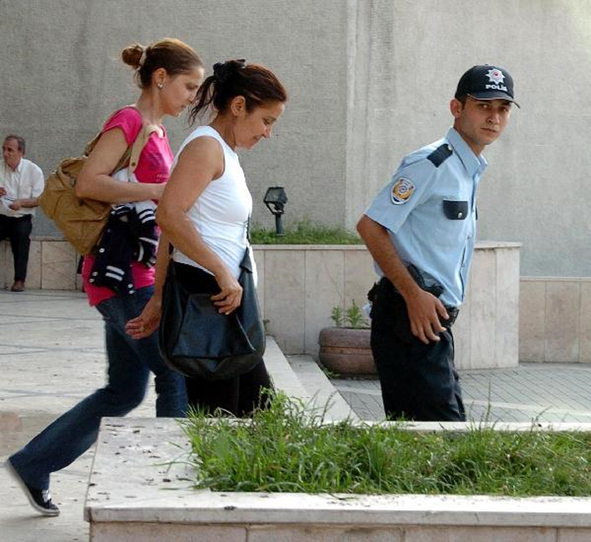 Koruma İstemeye Polis Korumasında Gitti