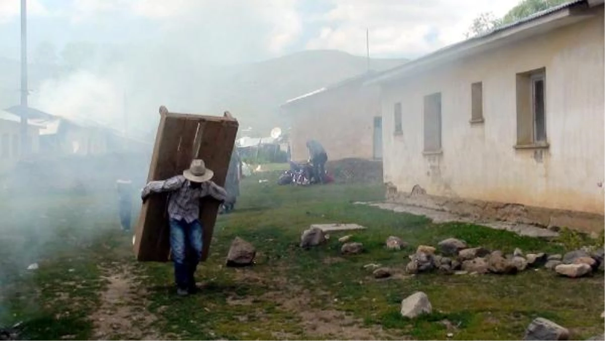 Köyde İki Aile Arasında Dehşet: 1 Ölü, 2 Yaralı; Evler, Ahırlar Yakıldı