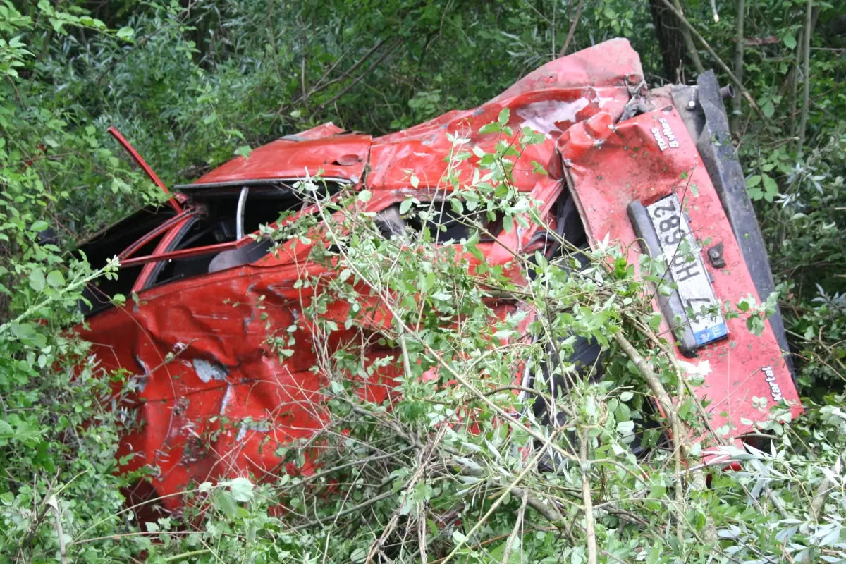 Otomobil Baraja Uçtu: 1 Ölü, 1 Yaralı