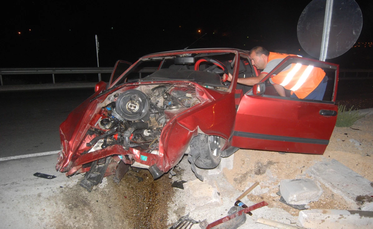 Otomobil Önce Kamyona, Ardından Bariyerlere Çarptı: 3 Yaralı