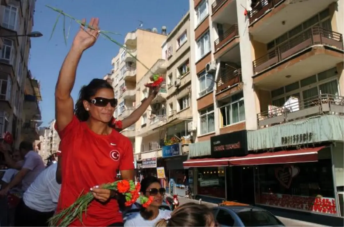 Şampiyon Nevin Yanıt'a Mersin'de Muhteşem Karşılama