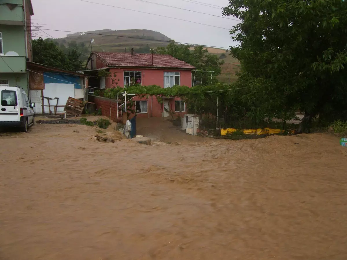 Sel Karayolunda Ulaşımı Aksattı