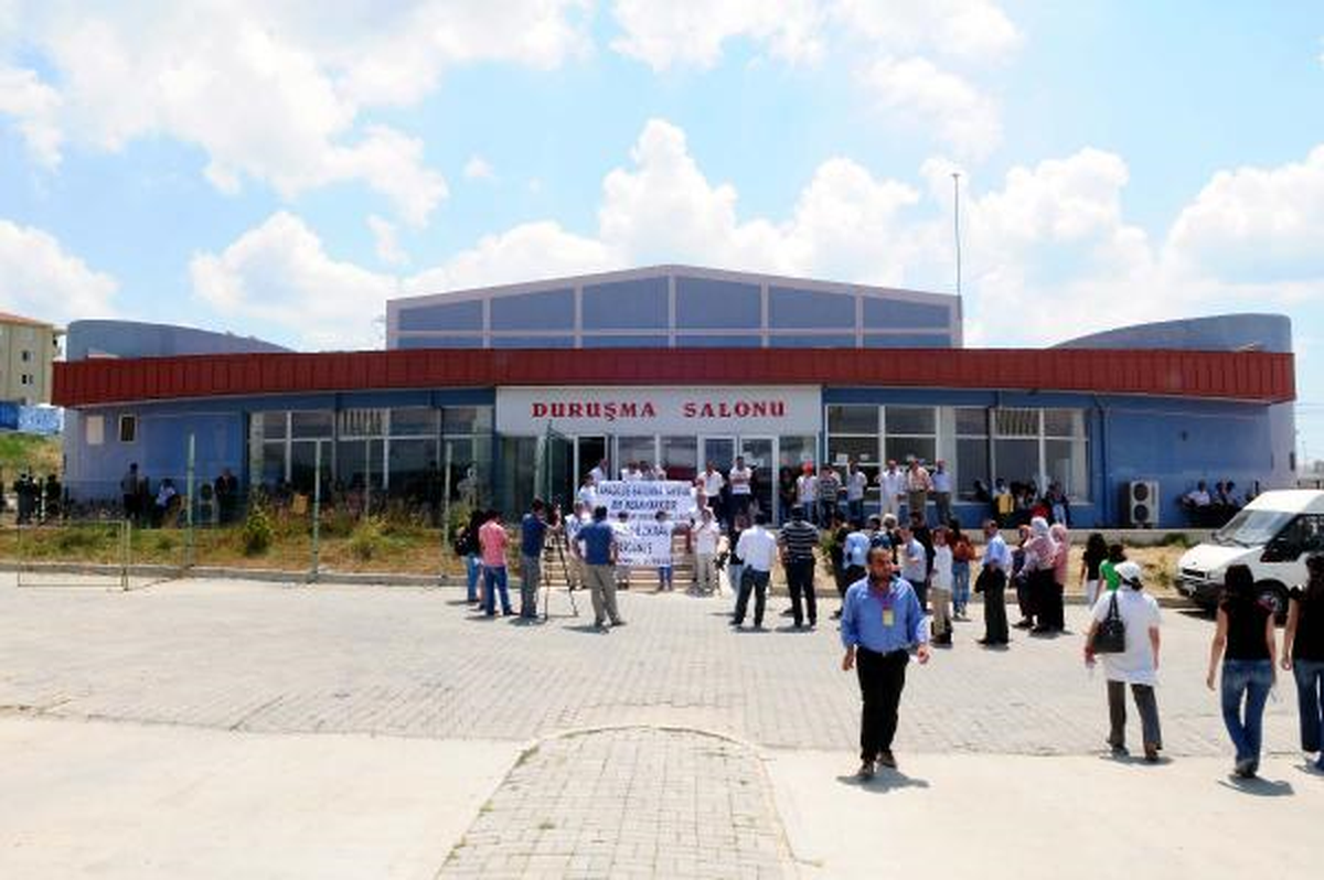 Silivri Duruşma Salonu Önünde Türkçe ve Kürtçe Basın Açıklaması