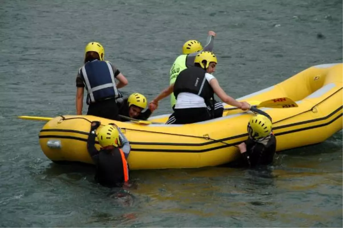 Türkiye Rafting Şampiyonası\'nda Kadın Yarışmacılar Zor Anlar Yaşadı