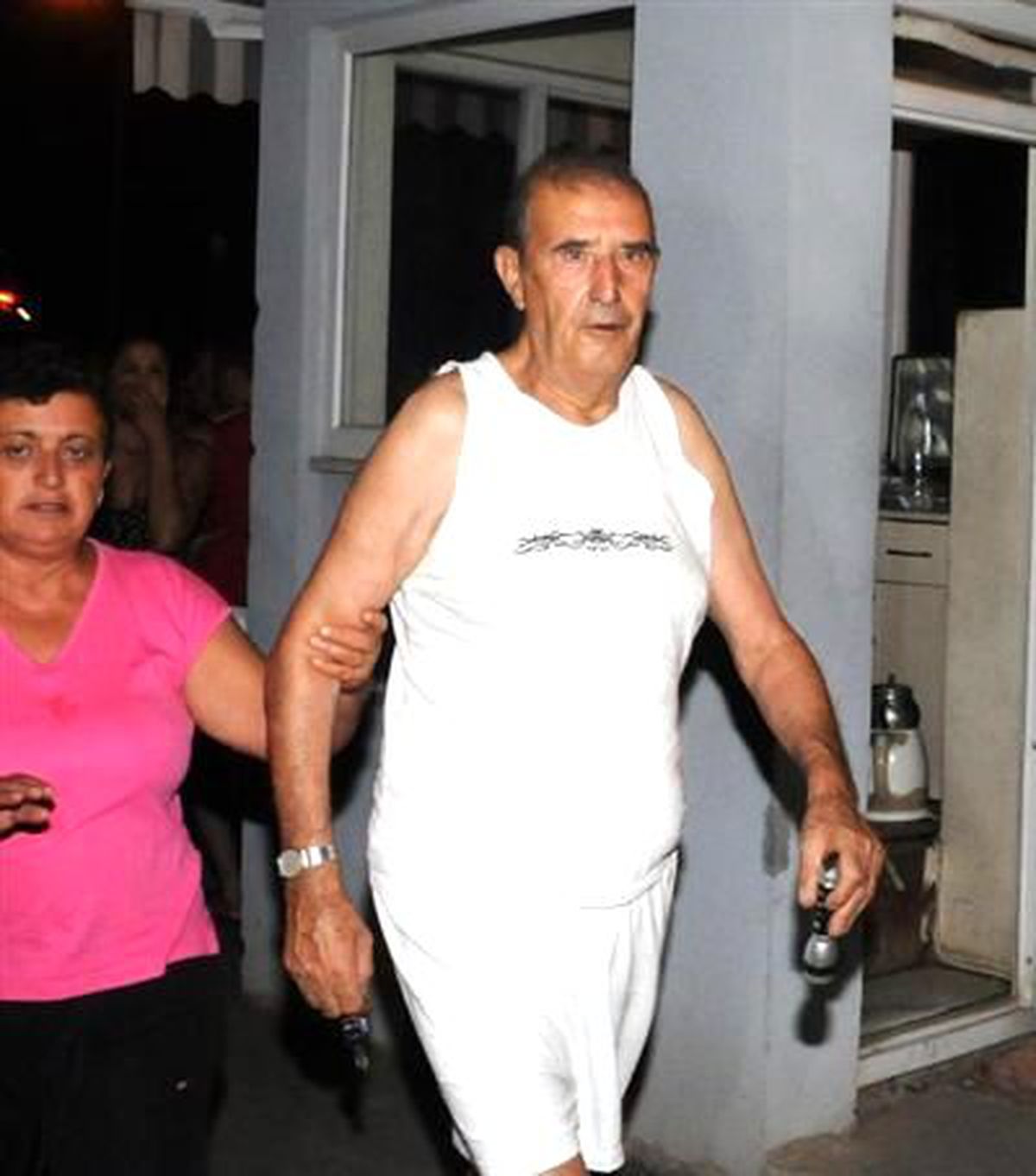 Yaşlı Çifti Yanmaktan Komşuları Kurtardı