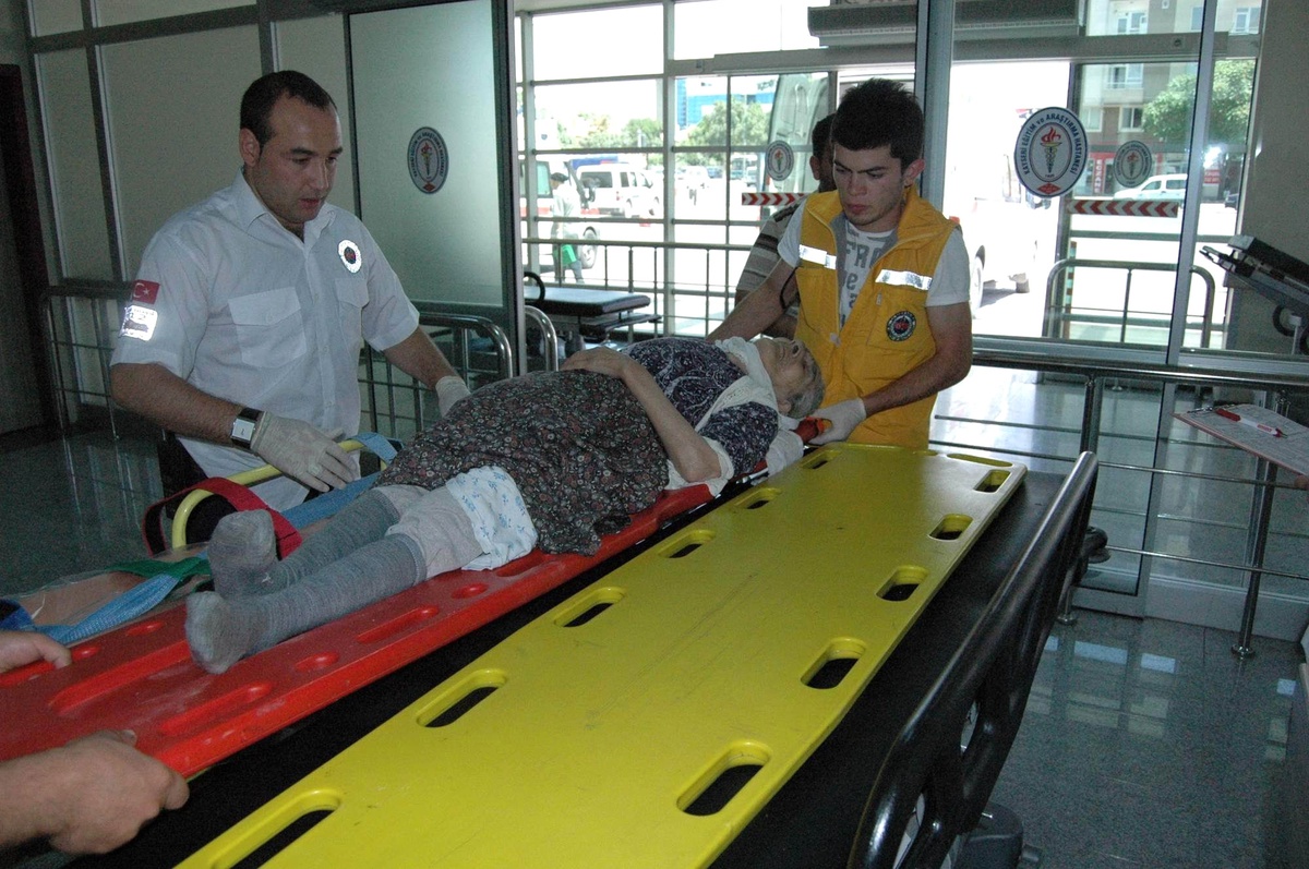 78 Yaşındaki Kadın 3 Metre Yükseklikten Düştü