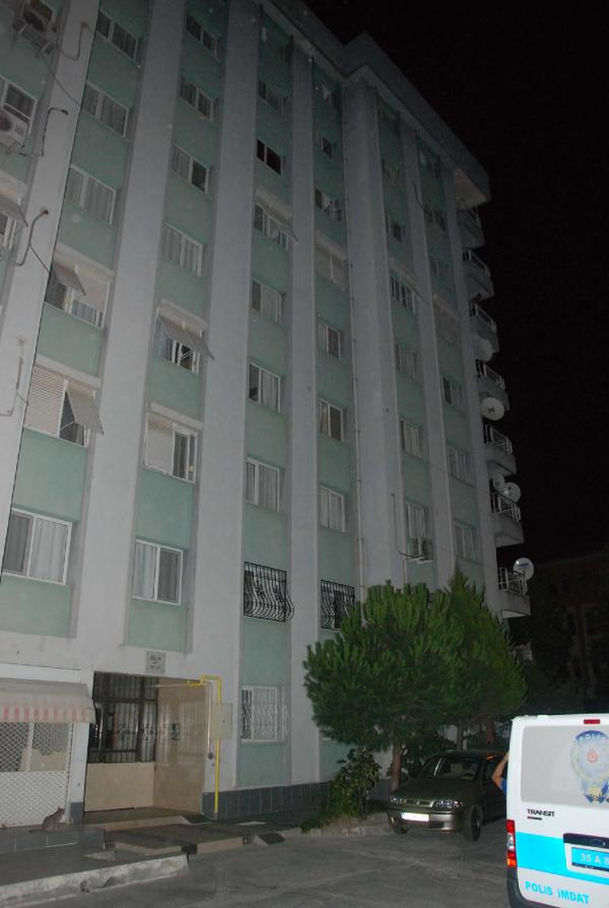 8\'inci Kat Balkonundan Atlayan Genç Kadın Öldü