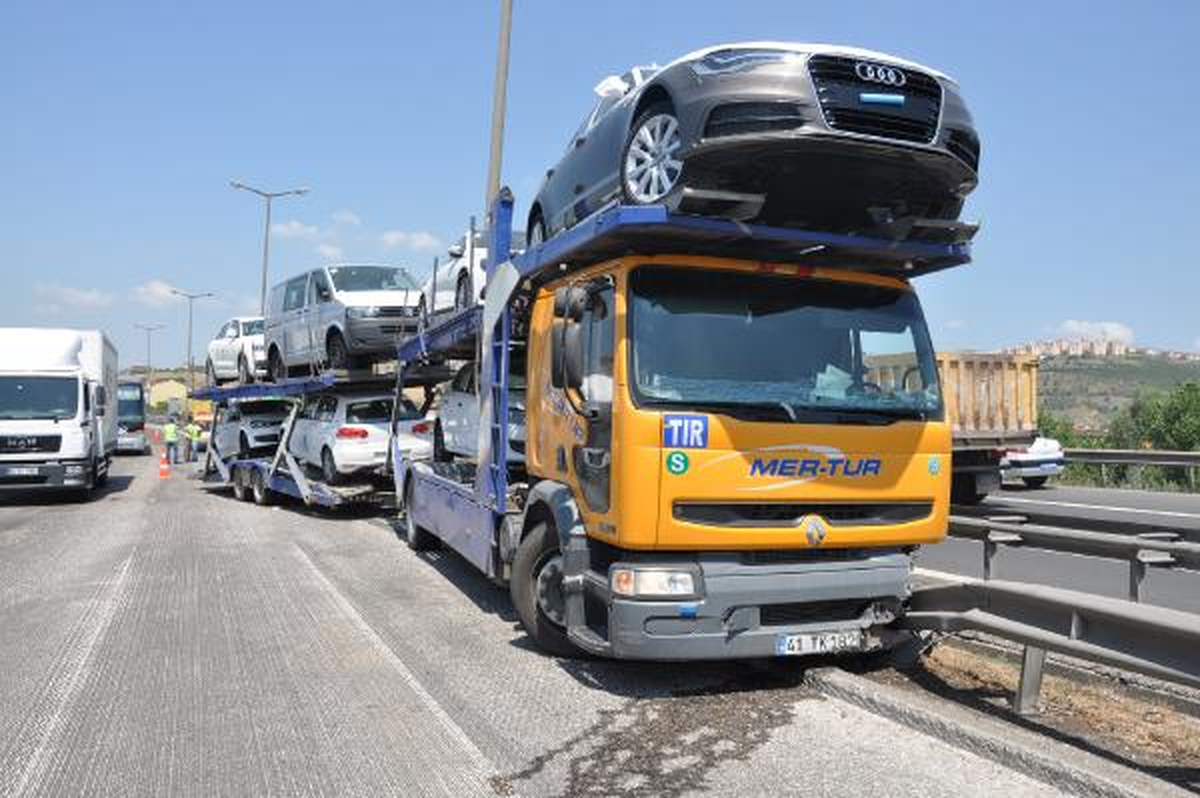 Araç Yüklü Tır Yanında Giden Otomibi Bariyerlere Sıkıştırdı: 4 Yaralı