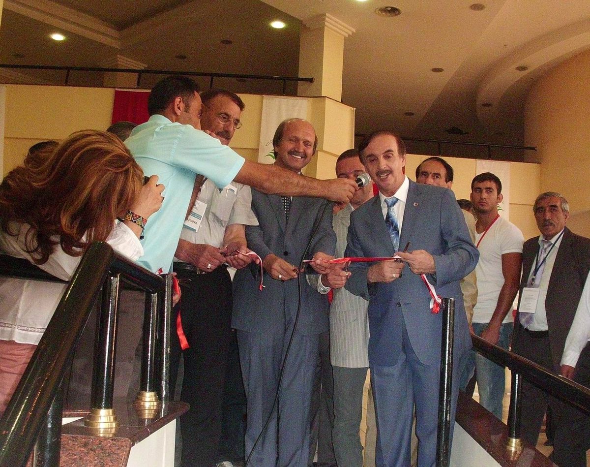 Aşıklardan Esad\'a Taşlama