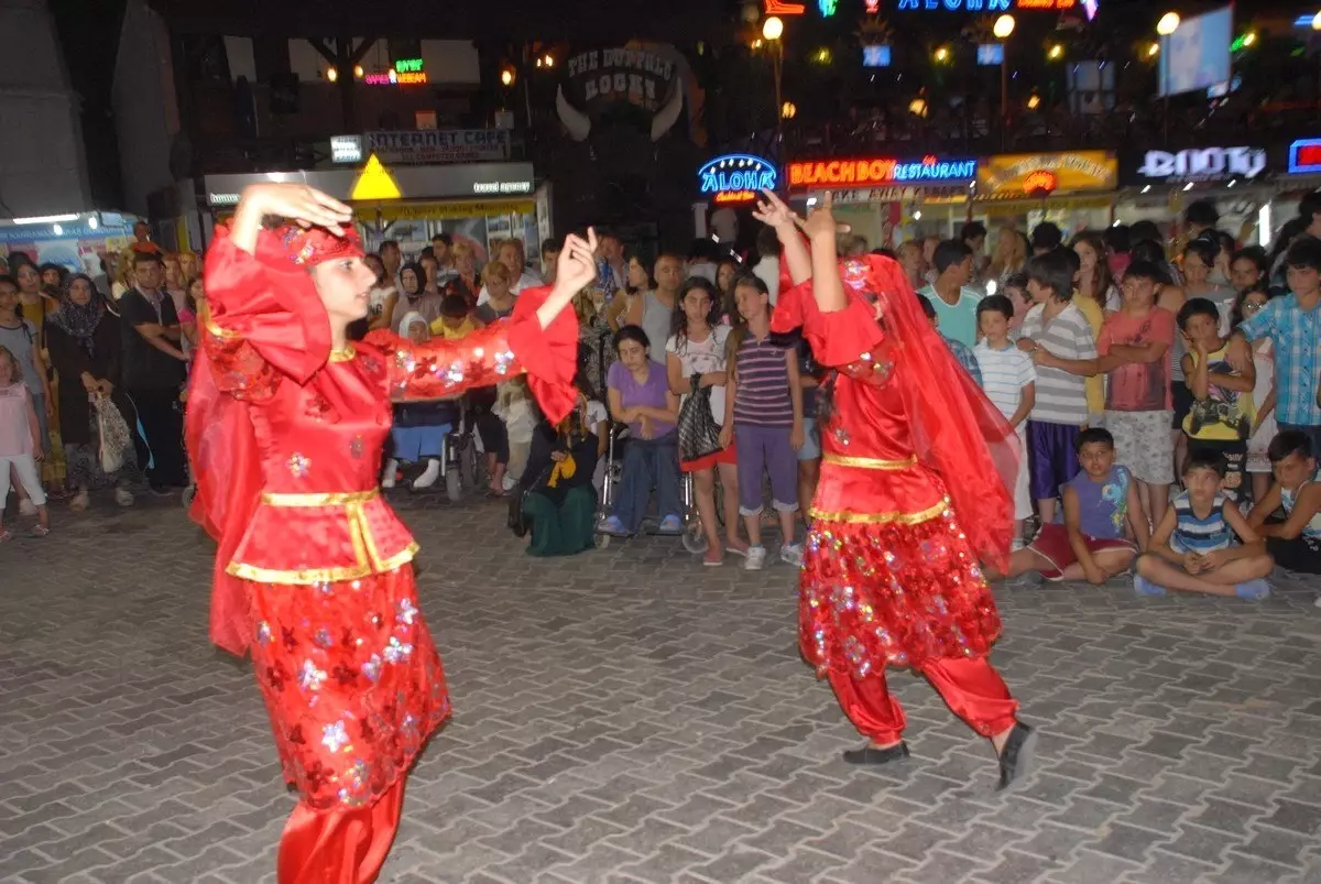 Azeri Raks Grubu Fethiye Sokaklarını Şenlendirdi