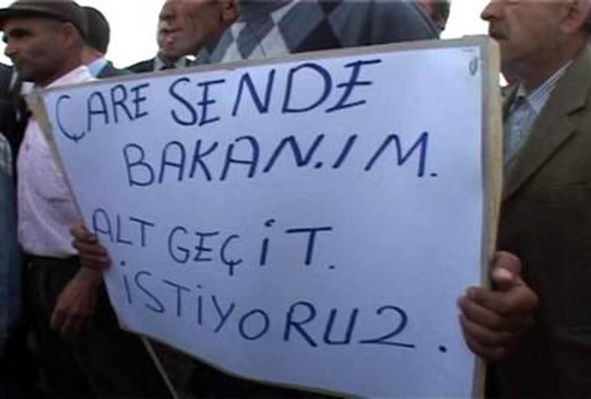 Bakan Çelik\'in Yolunu Kesen Vatandaşlar Alt Geçit İstedi
