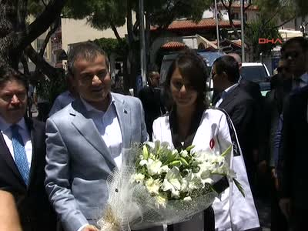 Bakan Kılıç\'a Trabzonspor\'a Kupa Verilmesi, Sorusu