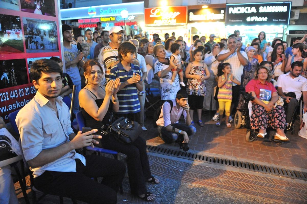 Buca\'da Yaz Şölenleri Sokaklara Taştı
