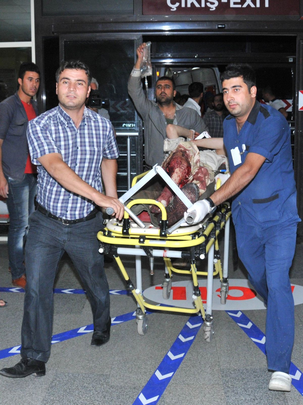 Çatışmalarda Yaralanan Suriyeliler\'in Kilis\'e Getirilmesi Nedeniyle, Doktorlar Hastalara Yetişmekte...