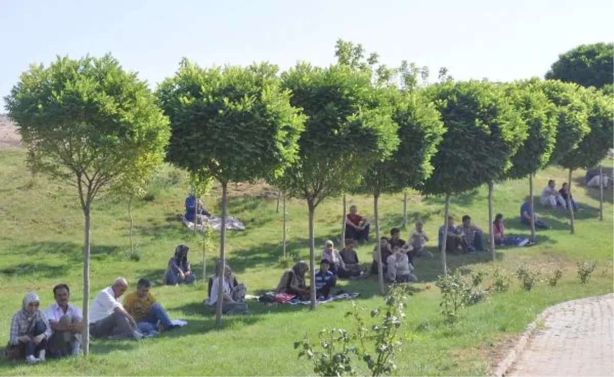 Çocuklarını Kuran Okuyup, Dua Ederek Beklediler