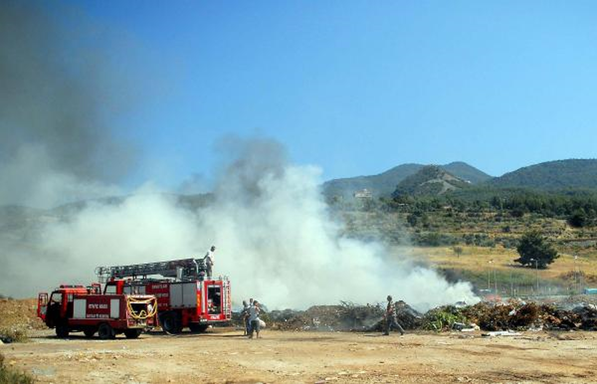 Davutlar\'da Çöplük Yangını Korkuttu