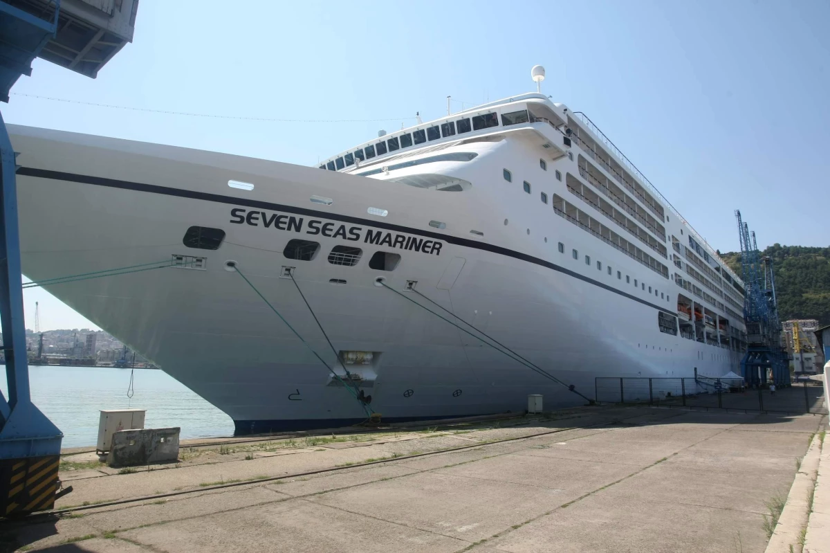Dev Turist Gemisi \'Seven Seas Marıner\' Trabzon Limanı\'na Demir Attı