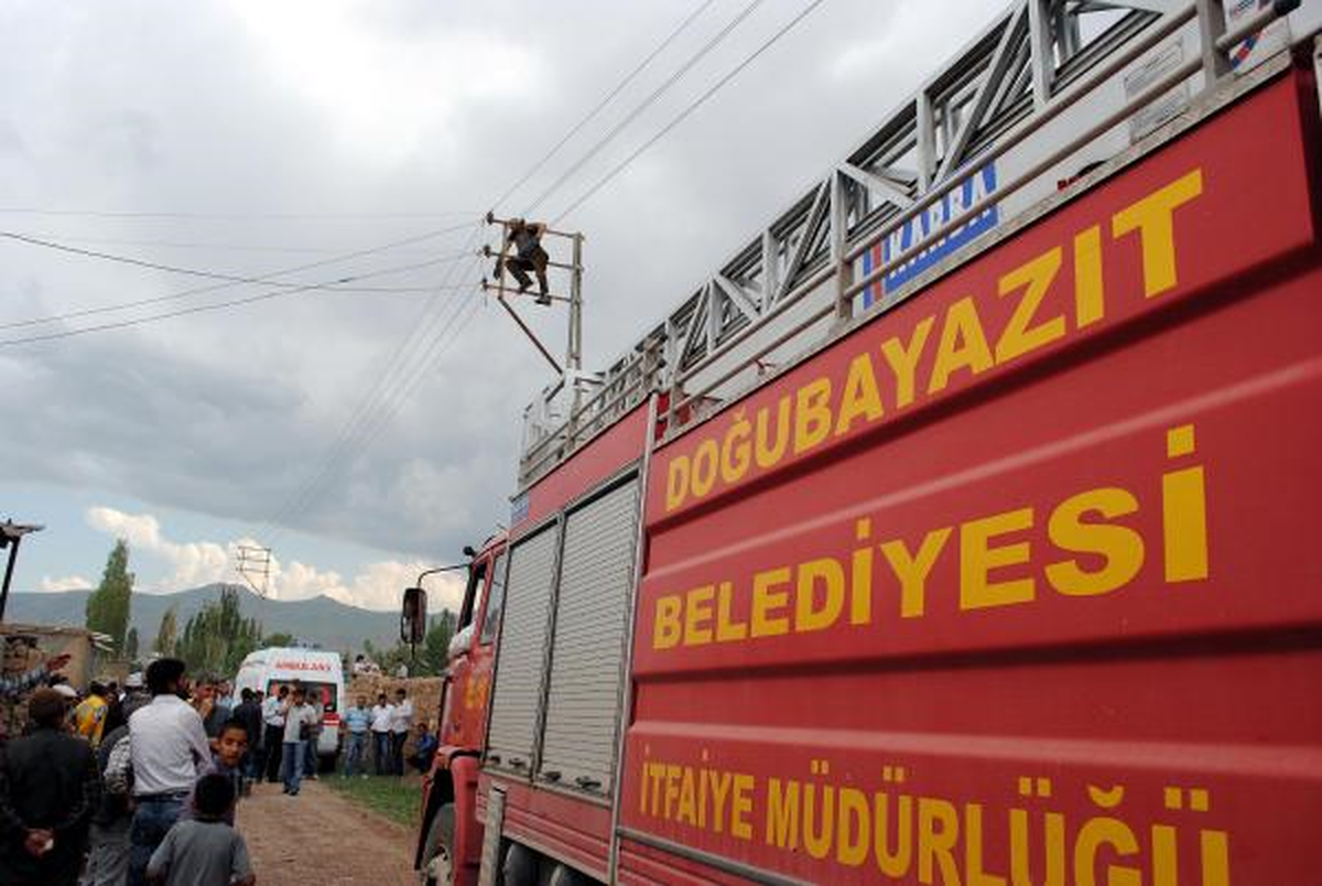 Evinin Elektrik Arızasını Gidermek İçin Çıktığı Direkte Akıma Kapıldı
