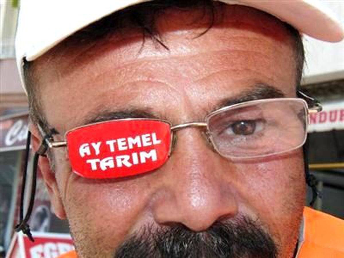 Gözlüğüne Reklam Aldı