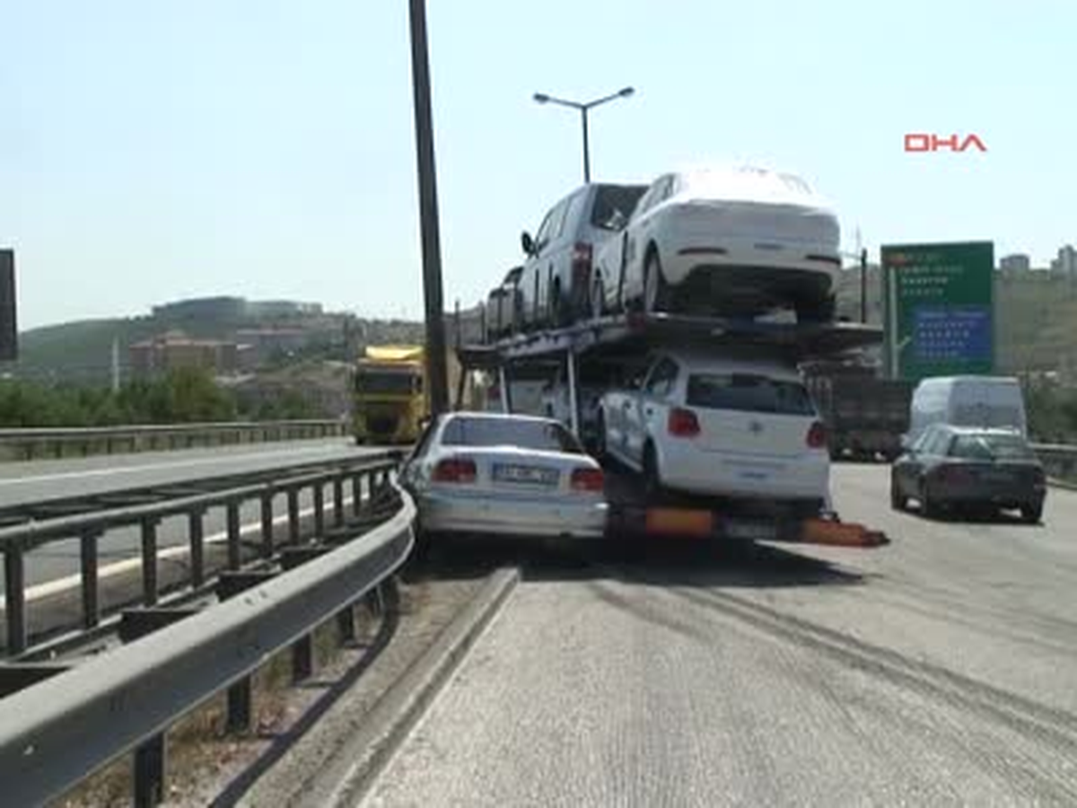 Otomibili Bariyerlere Sıkıştırdı: 4 Yaralı