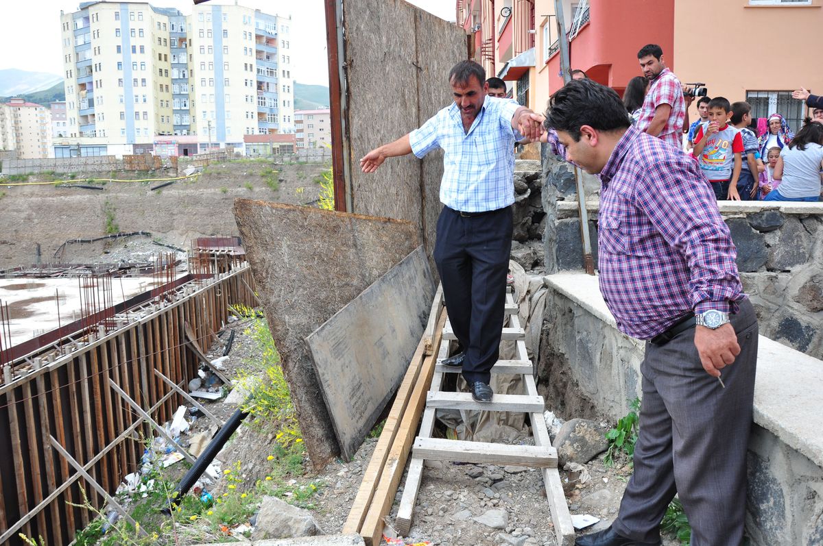 Mahalle Sakinleri Yol Kapattı
