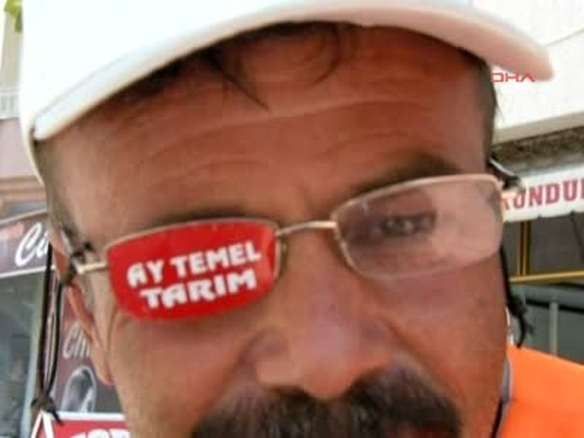 Gözlüğüne Reklam Aldı