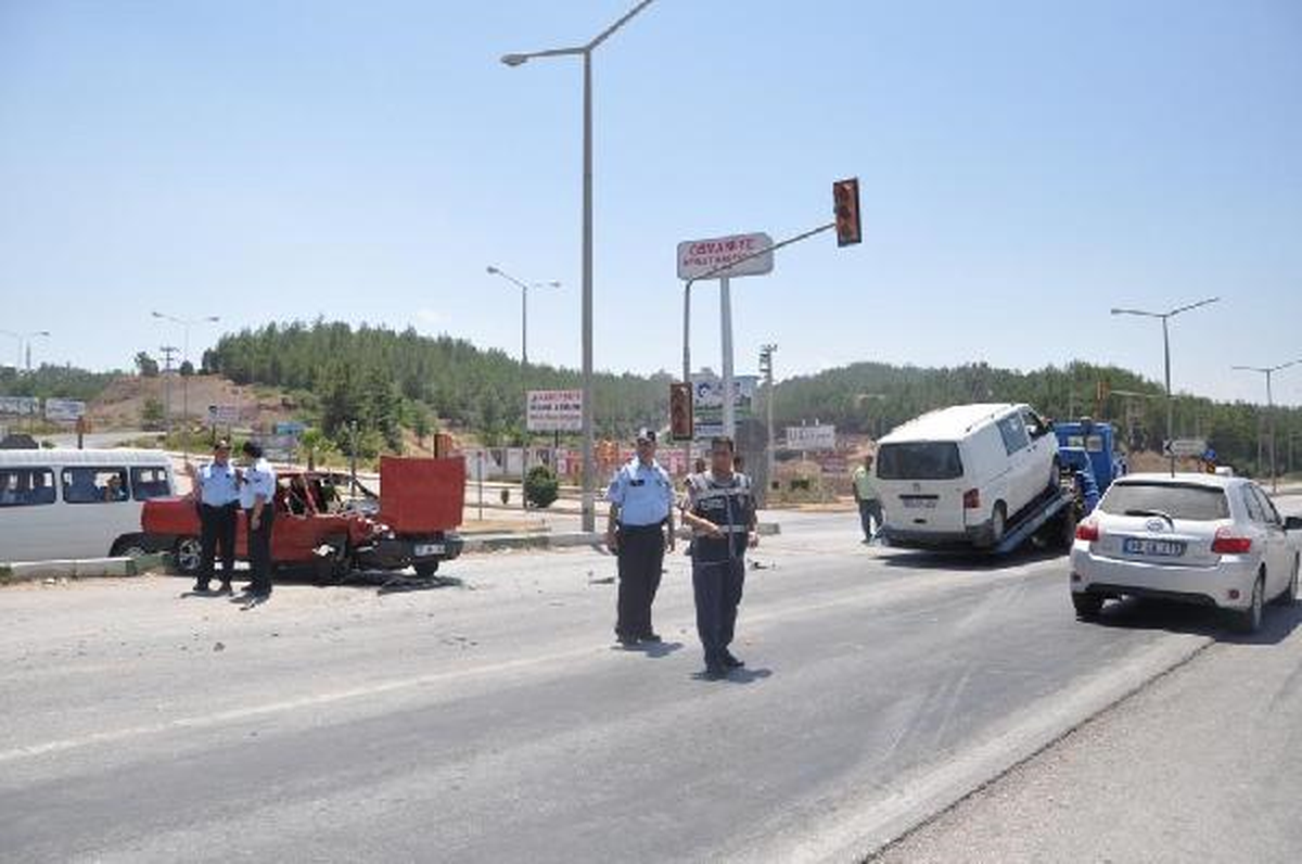 Osmaniye\'de Otomobil Kırmızı Işıkta Bekleyen Minibüse Çarptı