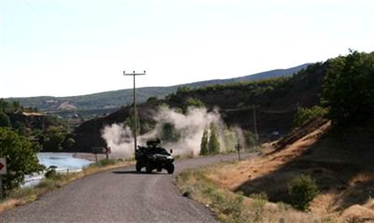 PKK\'lılar Tunceli\'de Zırhlı Askeri Araca Roketle Saldırdı