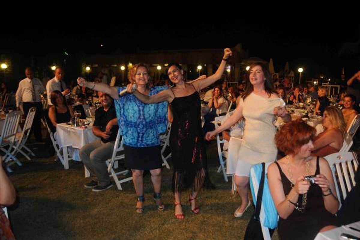 Şevval Sam Çeşme\'de Moral Buldu
