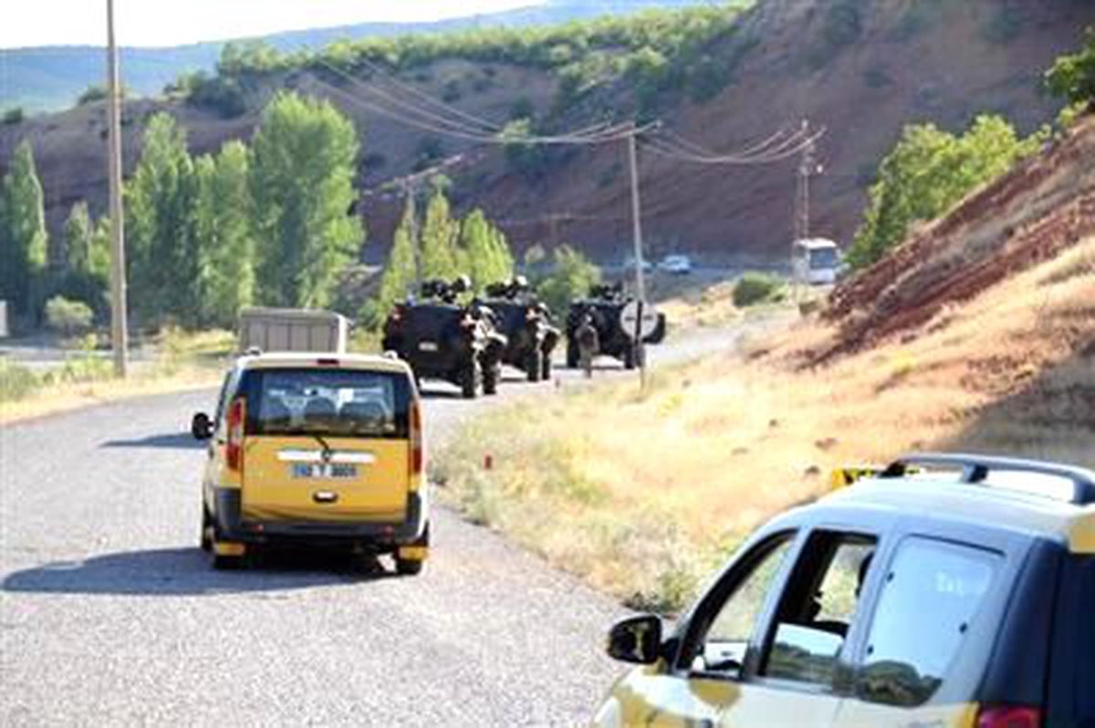 Teröristler Yol Kesip Araç Yaktı